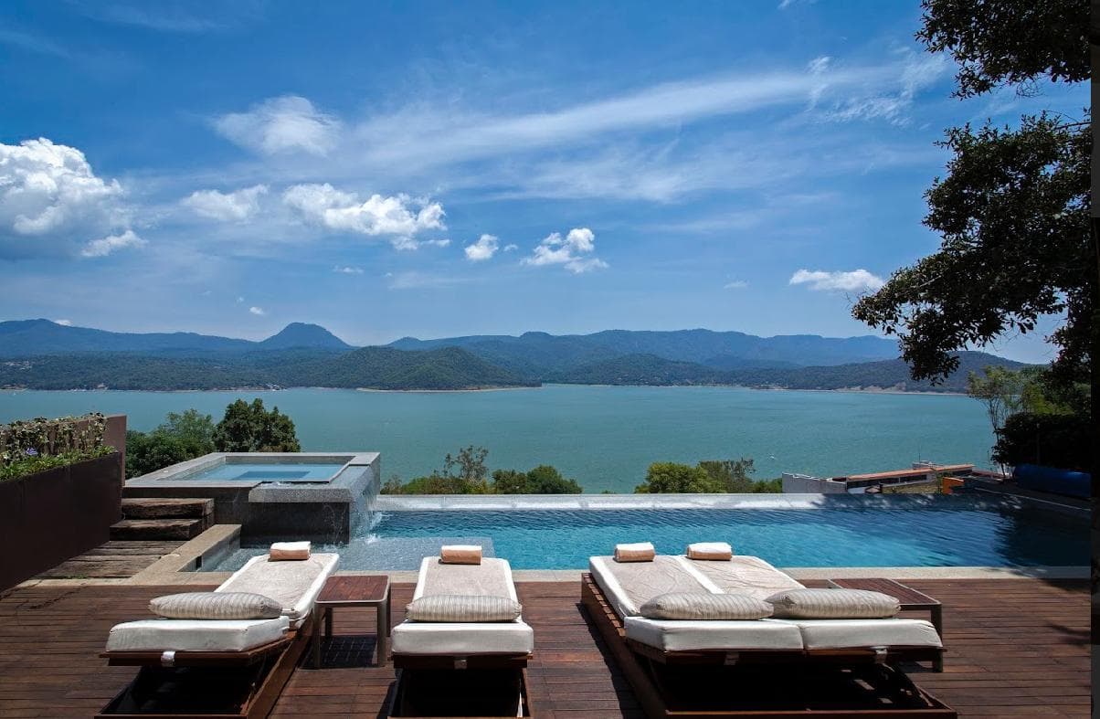 Alberca infinity con jacuzzi sobre el lago, Casa La Peña