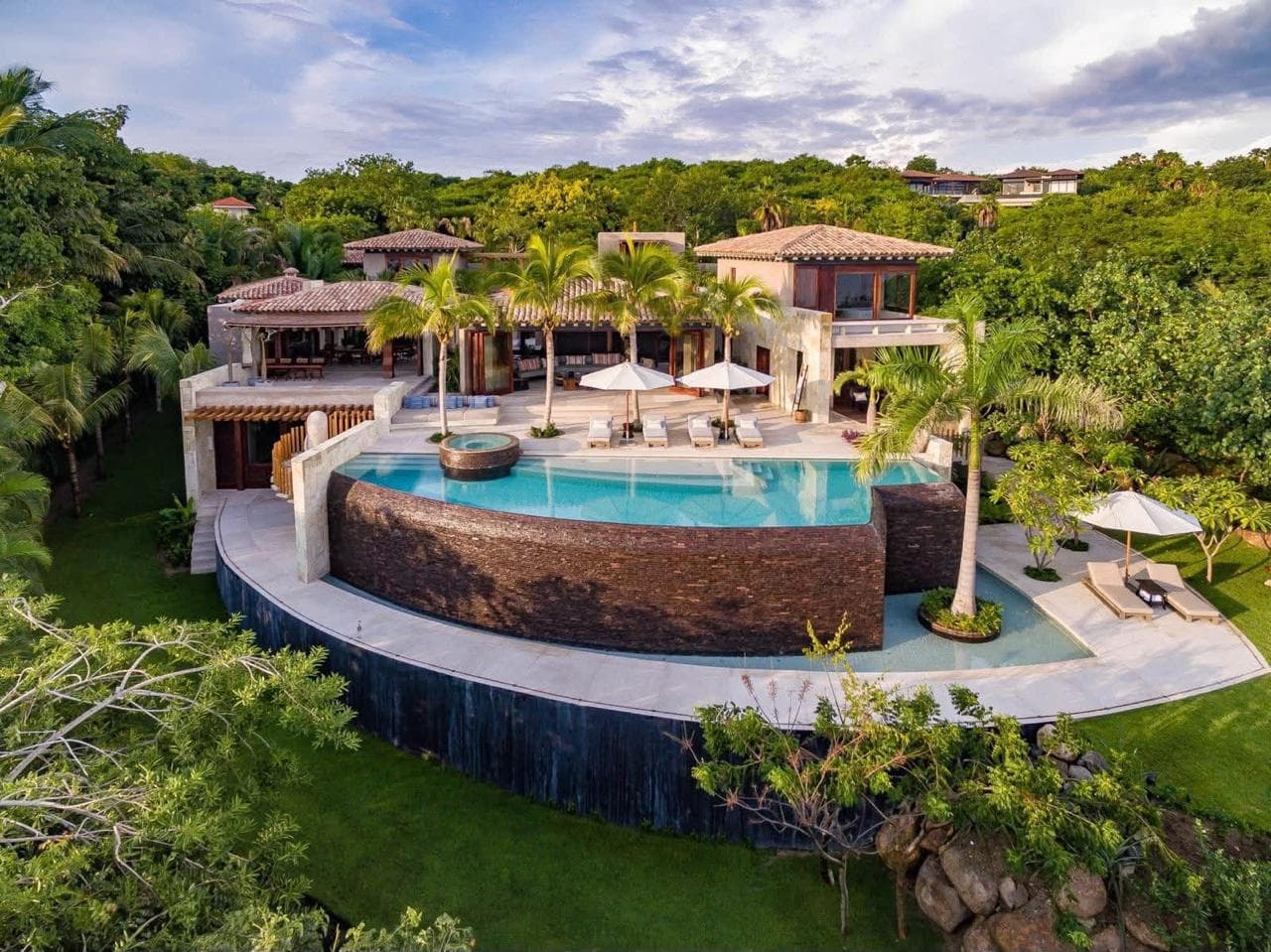 Vista aérea de la villa Porta Fortuna con alberca curva e infinity