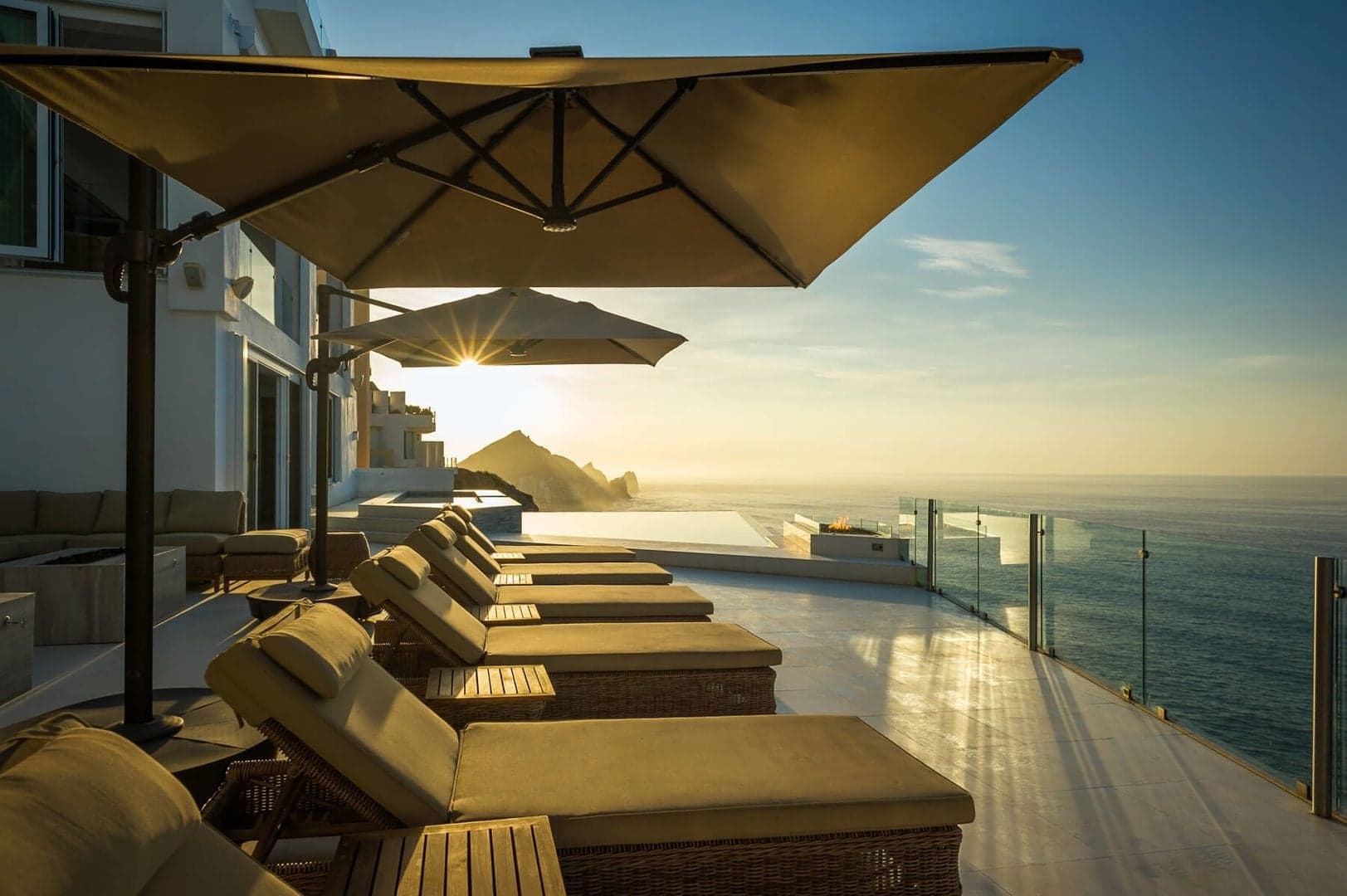 SUNBEDS FRONT OCEAN VIEW